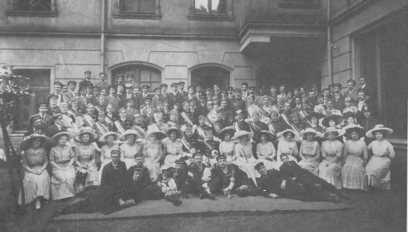 25. Stiftungsfest Ferdinandeae im Jahre 1911; Aufnahme im Hofe des „Deuschen Handwerkers“ zu Prag